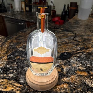 Lampa stołowa Barrel Bourbon Cask Strength Single Barrel Bottle z przełącznikiem ściemniającym