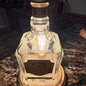 Lampa stołowa Jack Daniel’s Single Barrel Barrel Proof Bottle z przełącznikiem ściemniającym