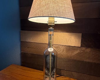 Lámpara de mesa con forma de botella a prueba de barril de George T. Stagg