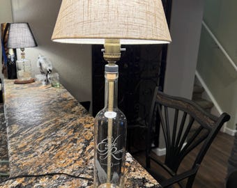 Lámpara de botella de bourbon Eagle Rare de 10 años