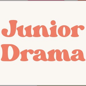 Puede incluir: Una pancarta con las palabras "Junior Drama" en letras naranjas. La pancarta presenta ilustraciones de tres figuras estilizadas, formas de pétalos rosas y máscaras de teatro coloridas.