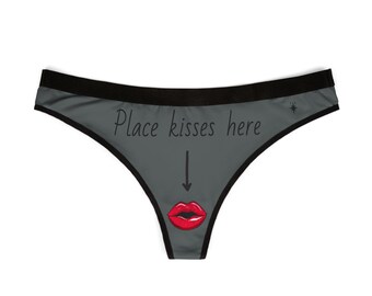 Tanga Place Kisses Here de FYLTH APPAREL, lencería divertida, ropa interior atrevida, bragas novedosas, ropa interior sexy