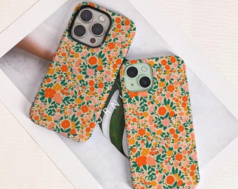 Puede incluir: Dos fundas de teléfono con estampado floral. Las fundas tienen un fondo crema con un patrón repetido de flores naranjas, amarillas y rosas con hojas verdes. Las fundas son para diferentes modelos de teléfono.