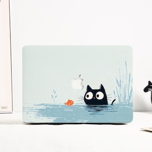 Puede incluir: Funda para portátil azul claro con un diseño de dibujos animados de un gato negro en el agua, un pequeño pez naranja y plantas acuáticas. El diseño incluye el logotipo de Apple. Accesorio protector para portátil.