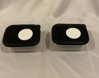 Vintage Tupperware Rock N Serve mini zwart-wit geventileerde container met deksel; Inhoud 1 kop, NIEUW