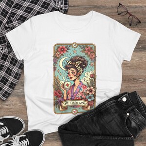 Camiseta de algodão com cartas de tarô The Tired Mom - Camiseta engraçada para mães, presente para mães, dia das mães, camiseta descontraída, estampa floral, perfeita para quem ama cartas de tarô