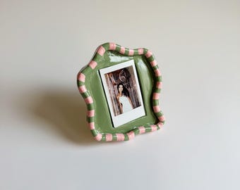 Marco Polaroid de cerámica ondulado – Portafotos artesanal, rayas verdes y rosas – Regalo personalizable para amantes de Instax, expositor de sobremesa