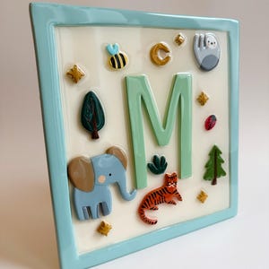 Decoración de letras personalizada para habitación de bebé: inicial hecha a mano con adorables animales y temática personalizada.