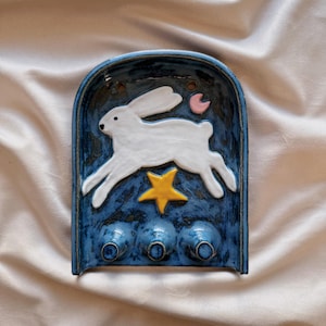 Handgjord Leaping Bunny Keramisk Nyckelhållare – Celestial Rabbit Väggkrok