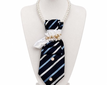 Collana con cravatta a righe blu per donna, accessorio di moda unico e realizzato a mano.