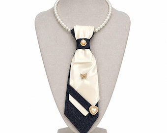Collana con cravatta bianca in denim scuro e catena di perle, pezzo unico.