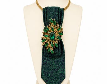 Collana con motivo paisley color smeraldo e spilla removibile, pezzo unico.
