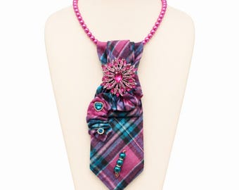 Collar con corbata de cuadros rosas / Joyería artística hecha a mano para mujer