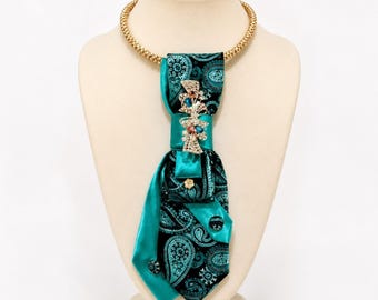 Collana con cravatta paisley color verde acqua, pezzo unico per donna