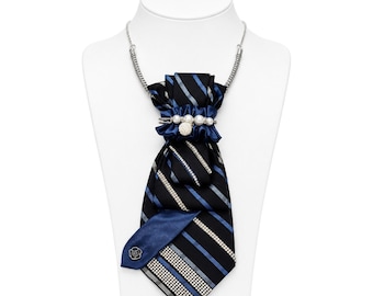 Collana con cravatta blu navy, spilla di perle, collana alla moda da donna per ufficio e chiesa.