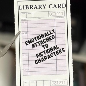 Emotional verbunden mit fiktiven Charakteren - Bücherliebe, Bibliophiles Geschenk, literarischer Aufkleber für Leser, Laptop oder Journal