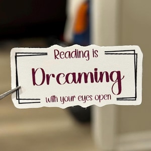 Reading is Dreaming with Your Eyes Open Sticker - Ästhetischer Buchaufkleber, Wasserdichter Aufkleber für Laptop, Journal, Kindle und andere