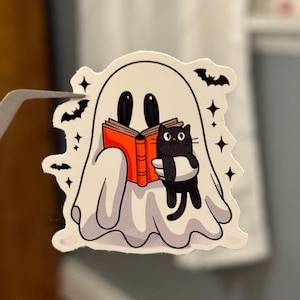 Adesivo "Lettura di fantasmi con gatto" - Adesivo carino per amanti dei libri spettrali, fantasma con gatto che legge un libro, estetica gotica, per laptop, bottiglia d'acqua, diario
