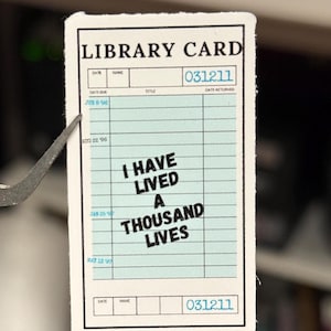 Bibliotheksausweis Aufkleber–I Have Lived a Thousand Lives– Bücherei Aufkleber für Leseratten, Bibliophiles Geschenk, Zitat Aufkleber für Laptops & Journals
