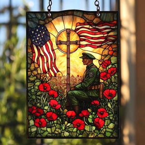 Veteranenhulde acryl zonnevanger – nep-gebrandschilderd monument met soldaat, kruis, Amerikaanse vlaggen en bloemen