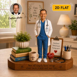 Könnte beinhalten: Eine personalisierte Arztfigur in weißem Kittel und blauer Arbeitskleidung auf einem Holzsockel. Der Sockel trägt den Text 'Not all angels have wings some wear scrubs and save lives'. Zubehör umfasst Klemmbrett, Stethoskop und Tasse.