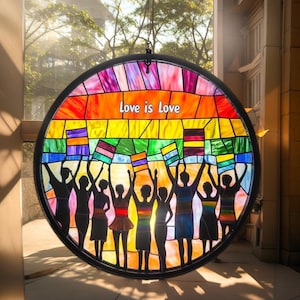 Pride Feier Regenbogen Glas Suncatcher – LOVE IS LOVE Fenster Deko für LGBTQ+ Community & Allies - LGBTQ Geschenke und Dekor