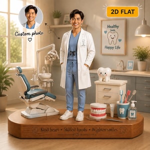 Op de afbeelding: Een plat 2D-figuurtje van een tandarts in een witte jas en blauwe kleding op een houten voet met de tekst 'Kind heart • Skilled hands • Brighter smiles'. Inclusief een miniatuur tandartsstoel en een tandenborstelhouder.