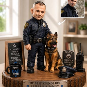 Könnte beinhalten: Eine personalisierte Wackelkopf-Figur eines Polizisten in dunkelblauer Uniform neben einem Deutschen Schäferhund als K9-Einheit. Das Set enthält eine kleine Tasse mit der Aufschrift BEST DAD EVER, eine Polizeimütze, ein Funkgerät und ein Schild.