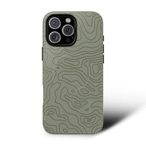 Carte topographique coque iPhone | Étui MagSafe vert olive pour iPhone 14 15 16 Pro, Pro Max, Plus | Cadeau randonnée en plein air