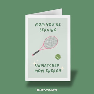 Maman que vous servez Une énergie de maman inégalée, une carte amusante pour la fête des mères ou un anniversaire de la génération Z, carte mignonne et originale sur le thème du tennis