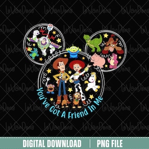 Peut inclure: Graphique noir repr&eacute;sentant des personnages du film d'animation Toy Story, dispos&eacute;s en forme de t&ecirc;te de Mickey Mouse. Le design comprend Buzz l'&Eacute;clair, Woody, Jessie et d'autres personnages, avec le texte "You've Got A Friend In Me."