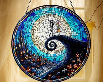 Puede incluir: Vidriera redonda que representa a Jack Skellington y Sally de Pesadilla antes de Navidad. La obra de arte muestra una luna llena, una colina arremolinada, un castillo espeluznante y calabazas talladas. La ventana está enmarcada en negro y cuelga de una cadena.