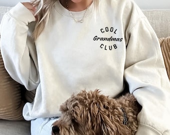 Cool Grandmas Club Sweatshirt, Hoodie – Cozy Fun Graphic Top for Grandma, Retro Grandparent Gift, Stylish Nana Shirt Unisex Fit