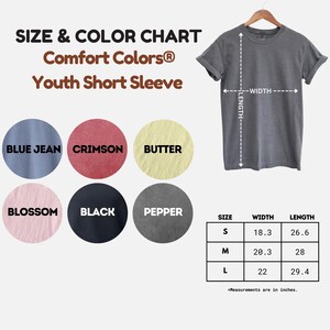 Może przedstawiać: Szara koszulka z kr&oacute;tkim rękawem Comfort Colors dla młodzieży na wieszaku, z tabelą rozmiar&oacute;w i kolor&oacute;w. Tabela pokazuje kolory takie jak blue jean, crimson i butter. Wymiary w calach: S (46.5cm szerokości, 67.6cm długości), M (51.6cm szerokości, 71.1cm długości), L (55.9cm szerokości, 74.7cm długości).