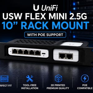 以下が含まれることがあります： PoE対応UniFi USW Flex Mini 2.5Gデバイス用の黒い10インチラックマウント。このマウントは、5ポートの白いネットワークスイッチと2ポートの白いデバイスを保持する黒いフレームで構成されており、UniFi USW FLEX MINI 2.5G 10" RACK MOUNTというテキストが表示されています。