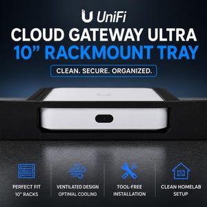 Könnte beinhalten: Eine schwarze 10-Zoll-Rackmontage-Halterung mit einem weißen UniFi Cloud Gateway Ultra Gerät. Die Halterung verfügt über ein Frontdesign mit Befestigungslöchern an beiden Seiten für ein 10-Zoll-Racksystem. Der Text lautet UniFi CLOUD GATEWAY ULTRA 10" RACKMOUNT TRAY.