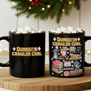 以下が含まれることがあります： マシュマロとホットチョコレートが入った2つの黒いコーヒーマグ。各マグには、黄色と白で「+ DUNGEON + CRAWLER CARL」というテキストが記載されています。1つのマグには、追加の漫画グラフィックとテキストがあります。