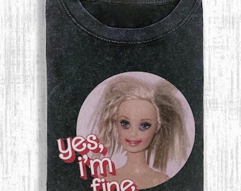Camiseta gráfica divertida de muñeca desgastada, camiseta urbana de muñeca con cabello despeinado y cansado