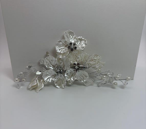 Silver Tone Floral White Flower Petal And Pearl Hair Clip Hair Piece, Brand New Ivory and Co Spring Dream Silver Floral Pearl Hair Clip main image 4