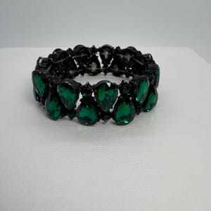 Stretcharmband med gröna kristaller, armband med smaragdgrönt kristall, armband med gröna och svarta droppar, armband med grönt och svart grovt armband