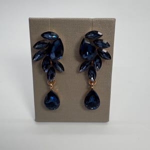 jewelry for navy blue formal dress What Jewelry to Wear With a Navy Blue Dress