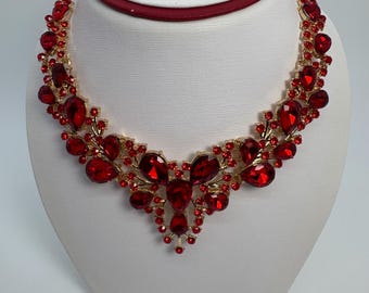 Collana e orecchini con bavaglino in cristallo rosso, set di collana in cristallo rosso, set di collana importante rossa e oro, set di collana con cristallo grande