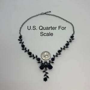 Collana e orecchini con cristalli a forma di fiore nero, set di collane floreali con cristalli neri, set di collane da sposa con fiori, set di strass neri immagine 6