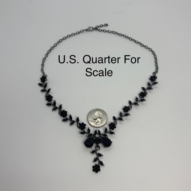 Collana e orecchini con cristalli a forma di fiore nero, set di collane floreali con cristalli neri, set di collane da sposa con fiori, set di strass neri immagine 6