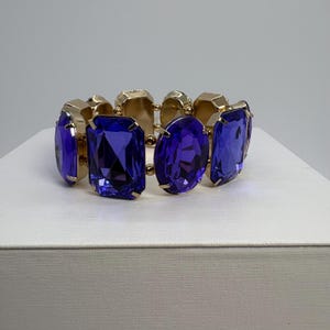 Lila Amethyst Kristall Geometrisches dehnbares Modearmband, lila breites Armband, lila Kristall Stretcharmband, breites lila Armband