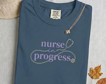 Camiseta Comfort Colors "Enfermera en formación", regalo para futuros estudiantes de enfermería (RN/BSN), camiseta para la facultad de medicina, camiseta para futura enfermera, regalo de graduación de enfermería