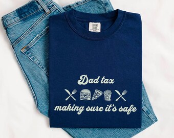 Może przedstawiać: Koszulka w kolorze granatowym z napisem "Dad tax making sure it's safe" w kolorze białym. Tekst jest w retro czcionce. Są też obrazki hamburgera, pizzy, frytek i widelca z nożem.