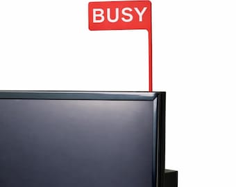 Bezig bord met monitorvlag – privacybord op bureau voor op kantoor en thuiswerken