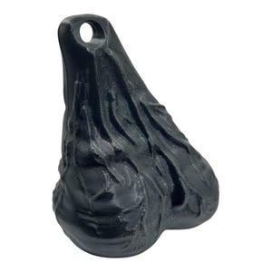 以下が含まれることがあります： 黒色の、3Dプリントされた陰嚢の彫刻。表面はテクスチャ加工されています。上部には吊り下げ用のループがあります。白い背景に配置されています。