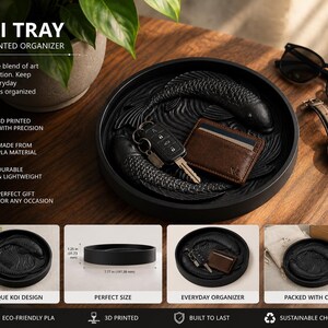 Puede incluir: Bandeja negra impresa en 3D con dise&ntilde;o de peces koi, perfecta para organizar los objetos esenciales del d&iacute;a a d&iacute;a. La bandeja presenta un dise&ntilde;o &uacute;nico de koi y est&aacute; hecha de material PLA. Las llaves y una cartera descansan dentro de la bandeja. La bandeja tiene 19,73 cm de di&aacute;metro.